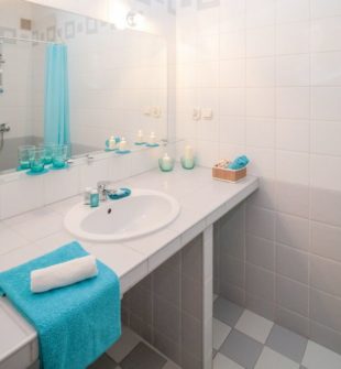 Højskab badeværelse: En dybdegående guide til at optimere dit baderum