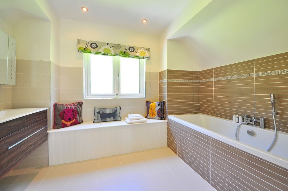 Epoxy gulvbelægning har længe været en populær løsning til badeværelset på grund af dens holdbarhed, æstetiske appel og nemme vedligeholdelse